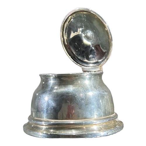 200 - E.S. BARNSLEY & CO., AN ART DECO PERIOD CIRCULAR SILVER INKWELL, HALLMARKED BIRMINGHAM, 1920.
(h 6.5... 