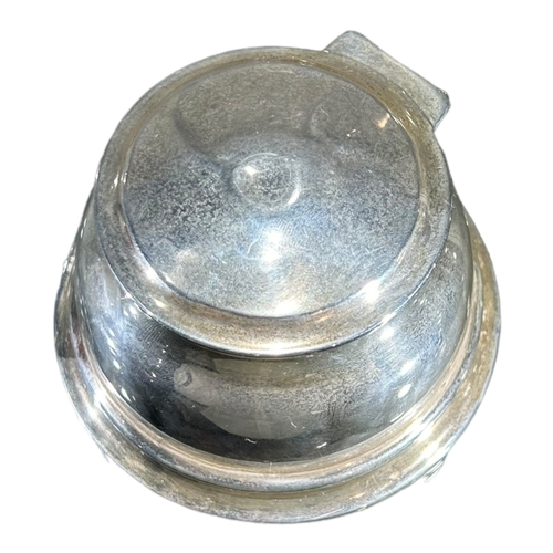 200 - E.S. BARNSLEY & CO., AN ART DECO PERIOD CIRCULAR SILVER INKWELL, HALLMARKED BIRMINGHAM, 1920.
(h 6.5... 