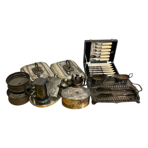 190A - A COLLECTION OF 19TH AND 20TH CENTURY SILVER PLATED ITEMS
Comprising tea caddy, hip flask, entrée di... 