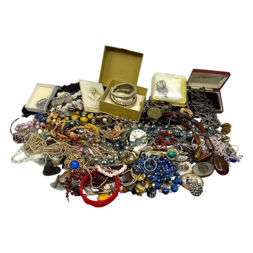 174A - A COLLECTION OF COSTUME JEWELLERY, TO INCLUDE BRACELETS, BROOCHES, NECKLACES, BANGLES, EARRINGS AND ... 