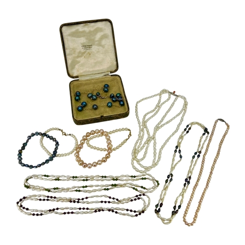 186A - A COLLECTION OF TEN VINTAGE PEARL NECKLACES AND BRACELETS, TO INCLUDE NECKLACES INTERSPACED BY PERID... 