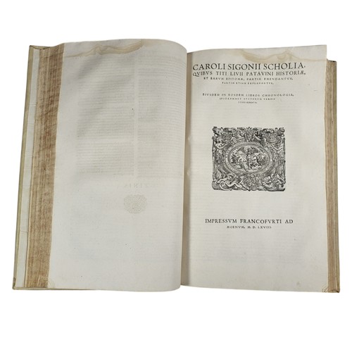 122 - Livius
Chronologia in Titi Livii Historiam 
Francofurti ad Moenum 1568
56pp, [6], 119pp, [82], 112pp... 