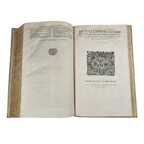 122 - Livius
Chronologia in Titi Livii Historiam 
Francofurti ad Moenum 1568
56pp, [6], 119pp, [82], 112pp... 