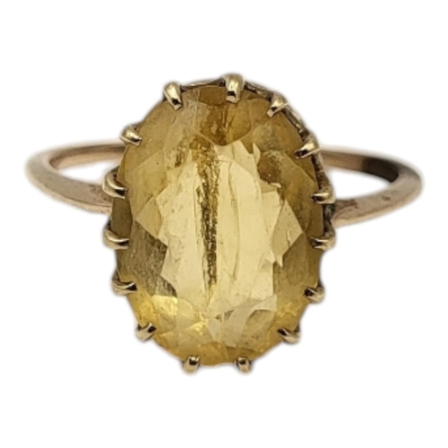 10 - AN EARLY 20TH CENTURY YELLOW METAL AND CITRINE DRESS RING (YELLOW METAL TESTED AS 9CT GOLD)
Having s... 