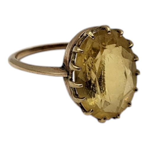 10 - AN EARLY 20TH CENTURY YELLOW METAL AND CITRINE DRESS RING (YELLOW METAL TESTED AS 9CT GOLD)
Having s... 