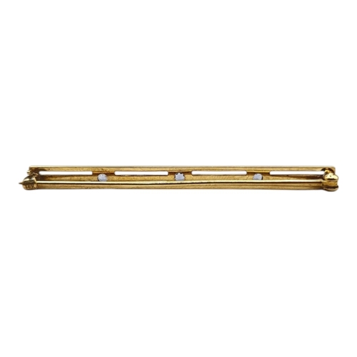 100 - A 14CT YELLOW GOLD AND SKY BLUE SPINEL BAR BROOCH
Having three round cut sky blue spinels (approx. 2... 