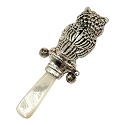 113 - A VICTORIAN STYLE SILVER AND MOTHER OF PEARL NOVELTY OWL BABY RATTLETEETHER. (length 8.8cm x w 3.2cm... 