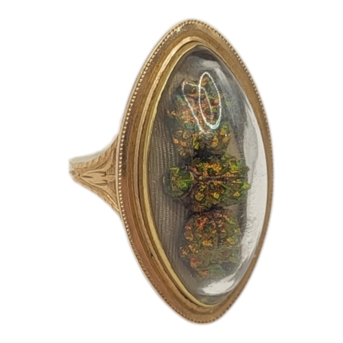 134 - A LATE 18TH CENTURY GEORGIAN YELLOW METAL AND IRIDESCENT TURGITE RING (YELLOW METAL TESTED AS 9CT GO... 