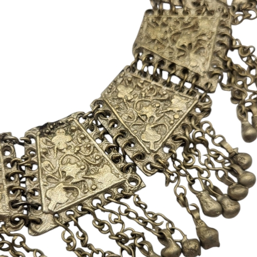 139 - A LATE 19TH/EARLY 20TH CENTURY MOROCCAN WHITE METAL COLLAR NECKLACE (WHITE METAL TESTED AS SILVER)
T... 