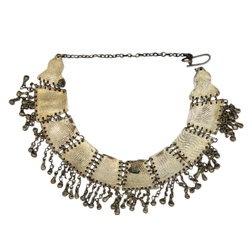 139 - A LATE 19TH/EARLY 20TH CENTURY MOROCCAN WHITE METAL COLLAR NECKLACE (WHITE METAL TESTED AS SILVER)
T... 