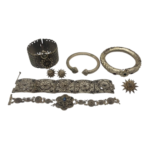 141 - A COLLECTION OF LATE 19TH/EARLY 20TH CENTURY WHITE METAL JEWELLERY (WHITE METAL TESTS AS SILVER)
Com... 