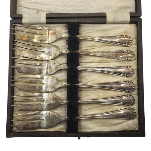 143 - A COLLECTION OF 19TH CENTURY VICTORIAN AND LATER SILVER ITEMS
Comprising silver thimble, hallmarked ... 