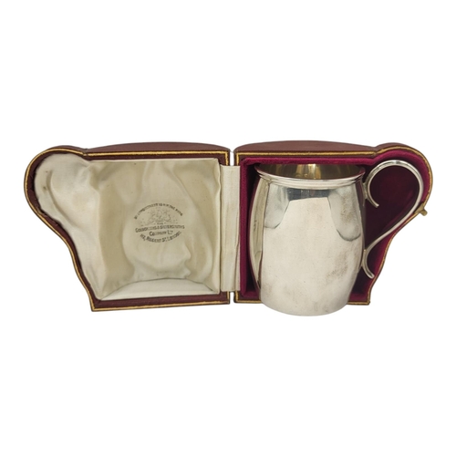 19 - GOLDSMITHS & SILVERSMITHS CO. LTD, A GEORGE V SILVER MUG, HOUSED IN PRESENTATION BOX, HALLMARKED LON... 