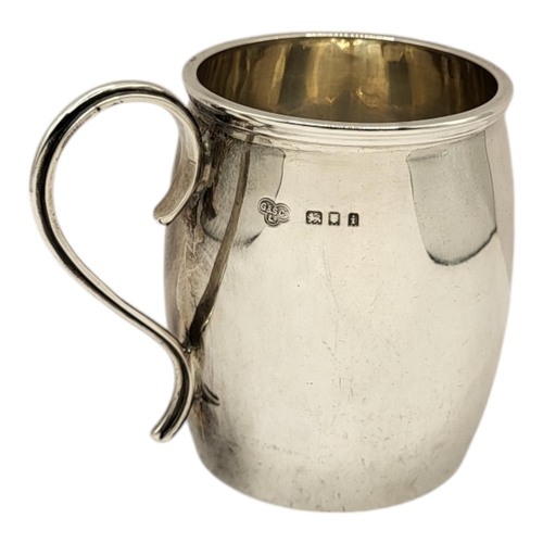 19 - GOLDSMITHS & SILVERSMITHS CO. LTD, A GEORGE V SILVER MUG, HOUSED IN PRESENTATION BOX, HALLMARKED LON... 