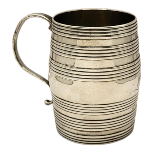 23 - SAMUEL MERITON II, AN 18TH CENTURY GEORGE III SILVER BARREL MUG, HALLMARKED LONDON, 1784
Having parc... 