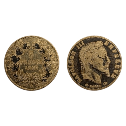 304 - A FRENCH 21CT GOLD NAPOLEON III 5 FRANCS COIN, DATED 1867
Bust facing right. 
(diameter 17mm, 1.6g)