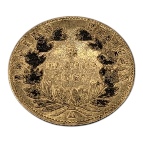 304 - A FRENCH 21CT GOLD NAPOLEON III 5 FRANCS COIN, DATED 1867
Bust facing right. 
(diameter 17mm, 1.6g)