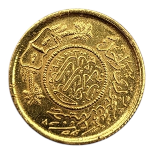 319 - SAUDI ARABIAN 22CT GOLD 1 GUNYAH COIN, DATED 1951 (1370 AH)
Struck in the Holy city of Mekka. 
(d 22... 