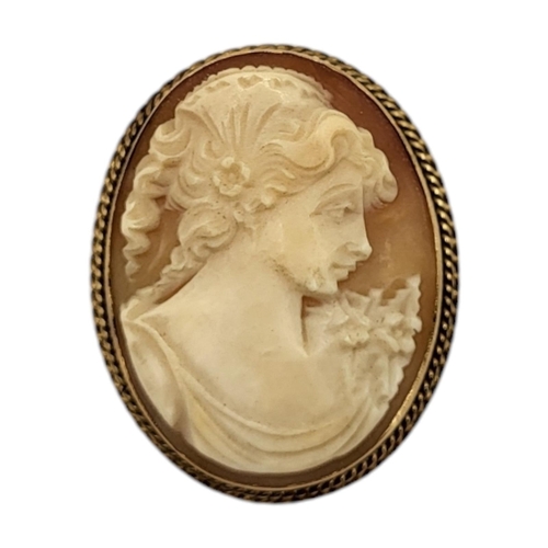 42 - ZENDA JEWELLERY CO., A VINTAGE 9CT GOLD AND CARVED SHELL CAMEO BROOCH/PENDANT, HALLMARKED BIRMINGHAM... 