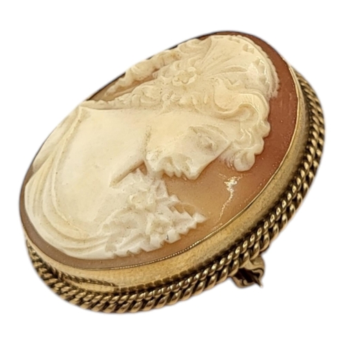 42 - ZENDA JEWELLERY CO., A VINTAGE 9CT GOLD AND CARVED SHELL CAMEO BROOCH/PENDANT, HALLMARKED BIRMINGHAM... 