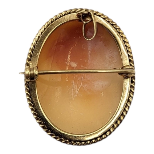 42 - ZENDA JEWELLERY CO., A VINTAGE 9CT GOLD AND CARVED SHELL CAMEO BROOCH/PENDANT, HALLMARKED BIRMINGHAM... 