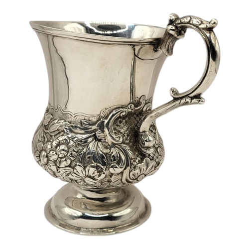 7 - JAMES MOORE, A 19TH CENTURY IRISH SILVER MUG, HALLMARKED DUBLIN. 1868
Having chased and repouss' flo... 