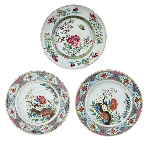 393 - THREE 18TH CENTURY CHINESE QING DYNASTY QIANLONG FAMILLE ROSE PORCELAIN PLATES
Decorated with variou... 