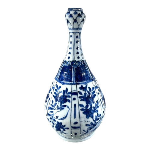 401 - A CHINESE MING DYNASTY BLUE AND WHITE KRAAK PORCELAIN GARLIC NECKED BOTTLE VASE
Decorated with alter... 