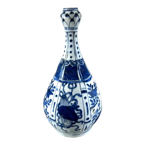 401 - A CHINESE MING DYNASTY BLUE AND WHITE KRAAK PORCELAIN GARLIC NECKED BOTTLE VASE
Decorated with alter... 