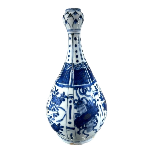 401 - A CHINESE MING DYNASTY BLUE AND WHITE KRAAK PORCELAIN GARLIC NECKED BOTTLE VASE
Decorated with alter... 