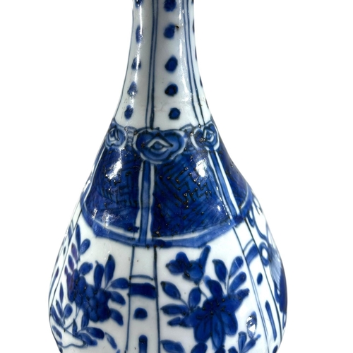 401 - A CHINESE MING DYNASTY BLUE AND WHITE KRAAK PORCELAIN GARLIC NECKED BOTTLE VASE
Decorated with alter... 