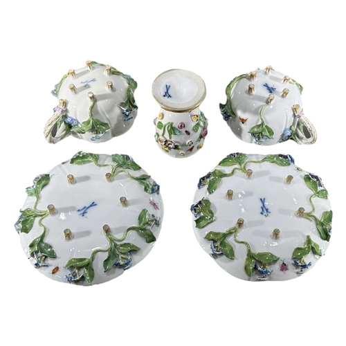 409 - A 20TH CENTURY PAIR OF MEISSEN PORCELAIN CABINET CUPS AND SAUCERS AND ASSOCIATED EGG CUP
Having appl... 