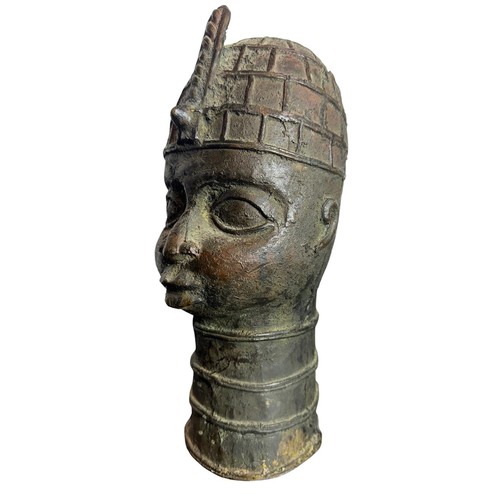 405 - AN AFRICAN BENIN BRONZE BUST HEAD WEARING HEADDRESS AND FOUR ARTICULATED BAND NECK. 
(h 30.2cm x w 1... 