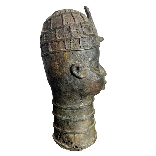 405 - AN AFRICAN BENIN BRONZE BUST HEAD WEARING HEADDRESS AND FOUR ARTICULATED BAND NECK. 
(h 30.2cm x w 1... 