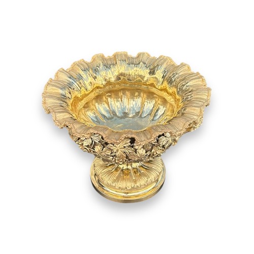 1 - BENJAMIN SMITH III, A LARGE 19TH CENTURY VICTORIAN TWIN HANDLED SILVER GILT FRUIT BOWL, HALLMARKED L... 