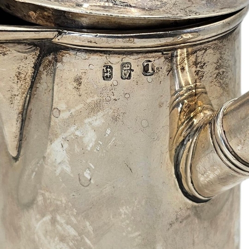 504 - MANNER OF GUSRAVUS BYRNE, AN EARLY 19TH CENTURY GEORGE III IRISH SILVER CHOCOLATE POT
Hallmarked Dub... 