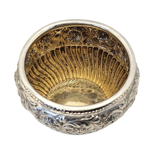 516 - NATHAN & HAYES, A LATE 19TH CENTURY VICTORIAN SILVER VASE
Hallmarked Birmingham, 1892, having chased... 