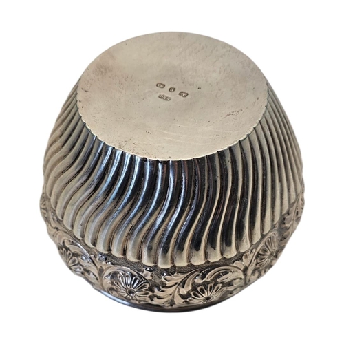 516 - NATHAN & HAYES, A LATE 19TH CENTURY VICTORIAN SILVER VASE
Hallmarked Birmingham, 1892, having chased... 