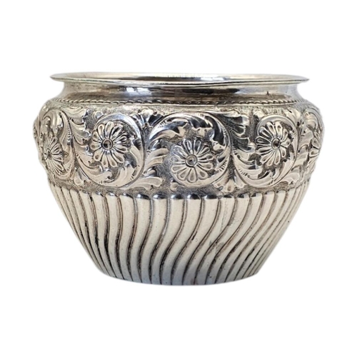 516 - NATHAN & HAYES, A LATE 19TH CENTURY VICTORIAN SILVER VASE
Hallmarked Birmingham, 1892, having chased... 