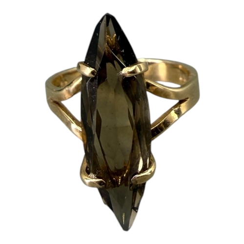 531 - A VINTAGE 9CT GOLD AND SMOKY QUARTZ MARQUESE CUT RING
Hallmarked London, 1988, smoky quartz (approx.... 