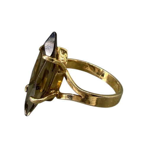 531 - A VINTAGE 9CT GOLD AND SMOKY QUARTZ MARQUESE CUT RING
Hallmarked London, 1988, smoky quartz (approx.... 
