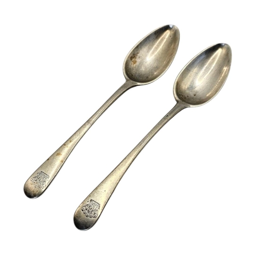 552 - (POSSIBLY SCOTTISH PROVINCIAL) A PAIR OF 18TH/19TH CENTURY SILVER TEASPOONS
Old English pattern, wit... 