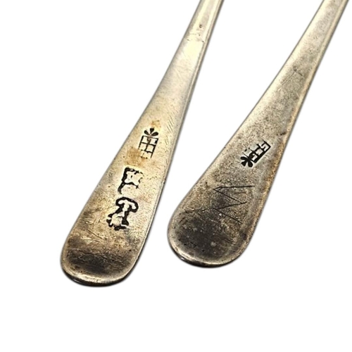 552 - (POSSIBLY SCOTTISH PROVINCIAL) A PAIR OF 18TH/19TH CENTURY SILVER TEASPOONS
Old English pattern, wit... 