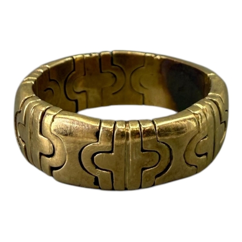 557 - MANNER OF BVLGARI/BULGARI, 20TH CENTURY DESIGNER STYLE YELLOW METAL ‘PARENTESI’ RING (YELLOW METAL T... 