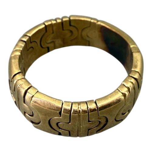 557 - MANNER OF BVLGARI/BULGARI, 20TH CENTURY DESIGNER STYLE YELLOW METAL ‘PARENTESI’ RING (YELLOW METAL T... 
