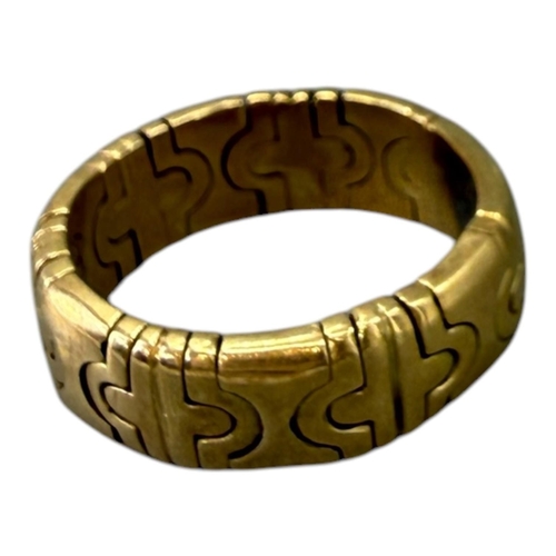 557 - MANNER OF BVLGARI/BULGARI, 20TH CENTURY DESIGNER STYLE YELLOW METAL ‘PARENTESI’ RING (YELLOW METAL T... 