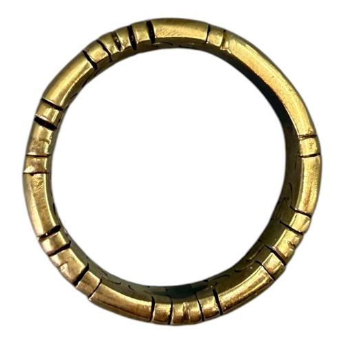 557 - MANNER OF BVLGARI/BULGARI, 20TH CENTURY DESIGNER STYLE YELLOW METAL ‘PARENTESI’ RING (YELLOW METAL T... 