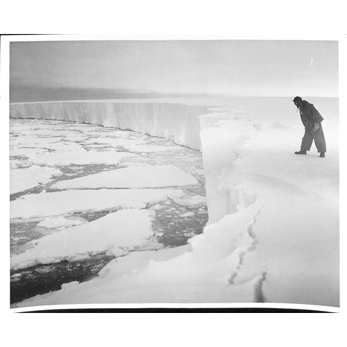 955 - Operation Highjump / Windmill. 1946-48 Large (mainly 25x20cm) Press Photos taken during 1946-47 Oper... 