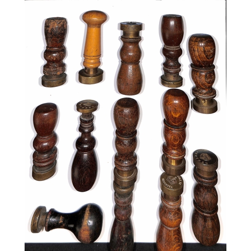 20 - G.B. - Mailbag Seals. c.1880-1950 Handstamps with turned wooden handles, the brass ends with place n... 