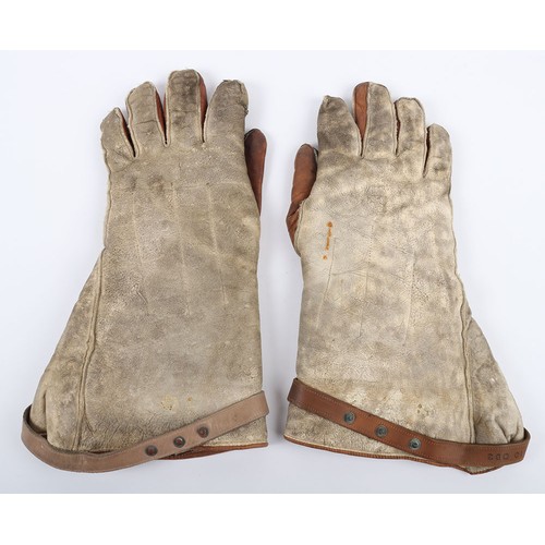 875 - WW2 RAF Chemically Heated Flying Gloves. A good pair of original, rare, chemically heated flying glo... 